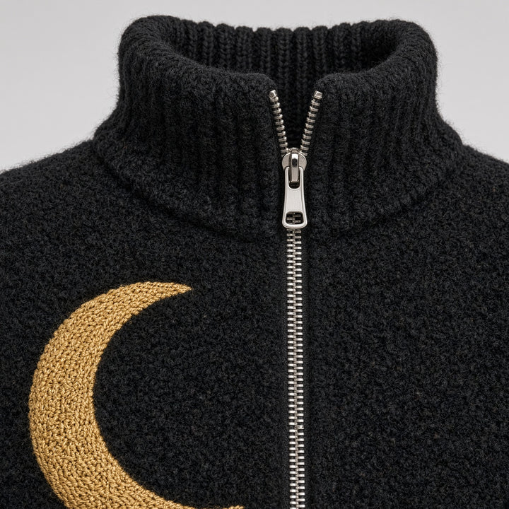 Gilet zippé noir à motifs de lunes — détail du col montant zippé