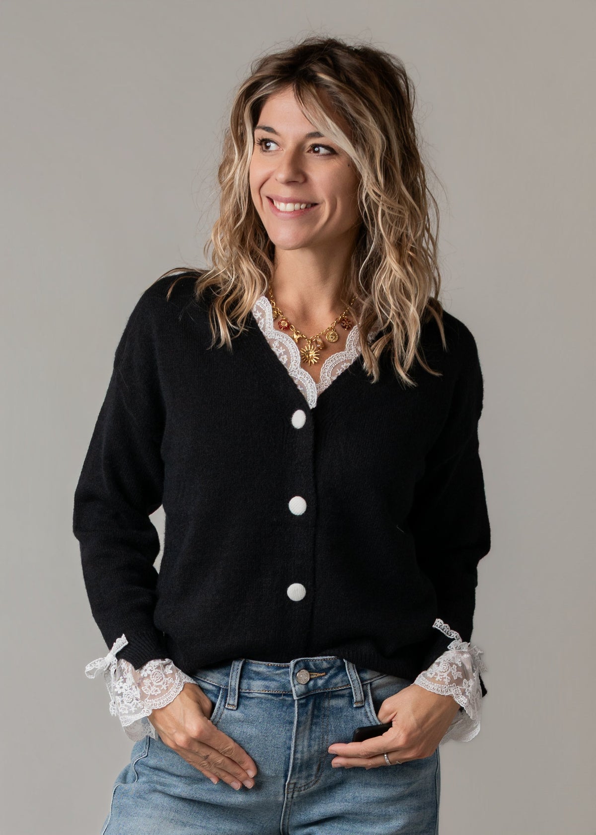 Gilet maille col V dentelle porté par une femme, vue rapprochée, gilet noir, col de chemise