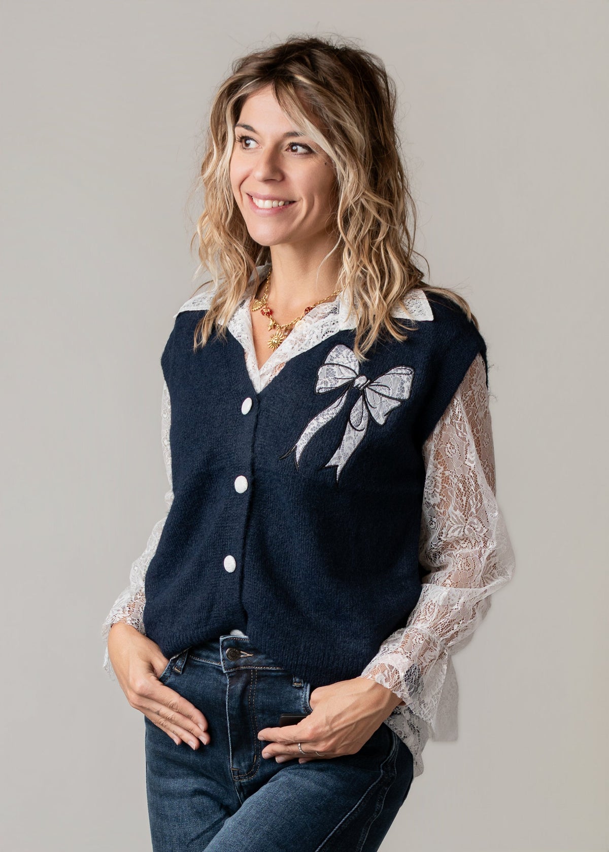 Ensemble gilet et chemise dentelle porté par une femme, vue rapprochée, gilet marine brodé, chemise en dentelle