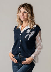 Ensemble gilet et chemise dentelle porté par une femme, vue rapprochée, gilet marine brodé, chemise en dentelle