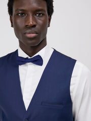 Gilet de smoking bleu indigo — gros plan encolure en V et boutons