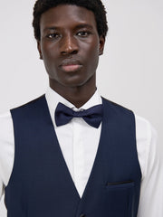 Gilet de smoking bleu marine — gros plan nœud papillon et boutons