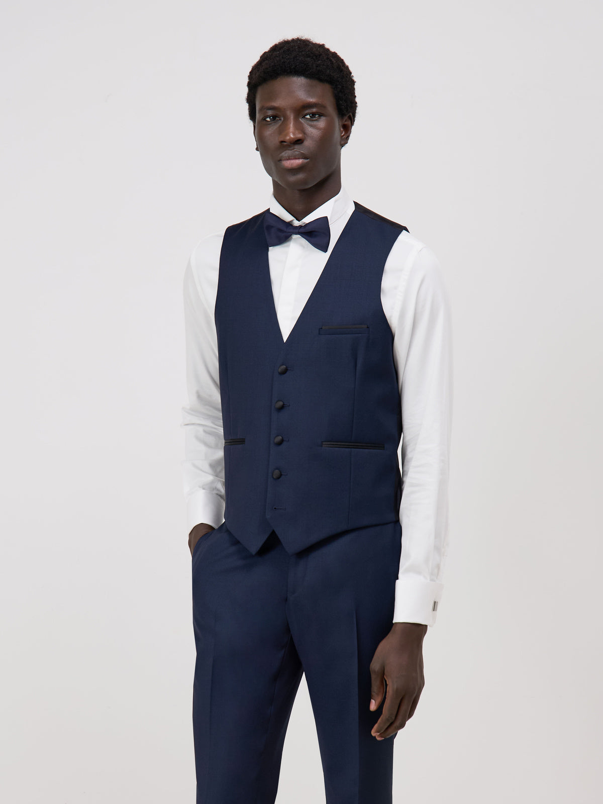 Gilet de smoking bleu marine — vue portée de face, avec nœud papillon