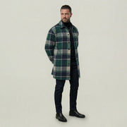 Manteau à grands carreaux vert et bleu marine — vue portée en pied