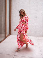 Robe longue à manches longues portée par une femme, en marchant, béton, fente