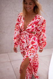 Robe longue à manches longues portée par une femme, vue rapprochée, décolleté V, fente
