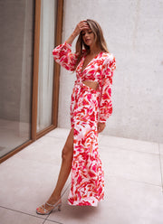 Robe longue à manches longues portée par une femme, en marchant, baie vitrée, fente