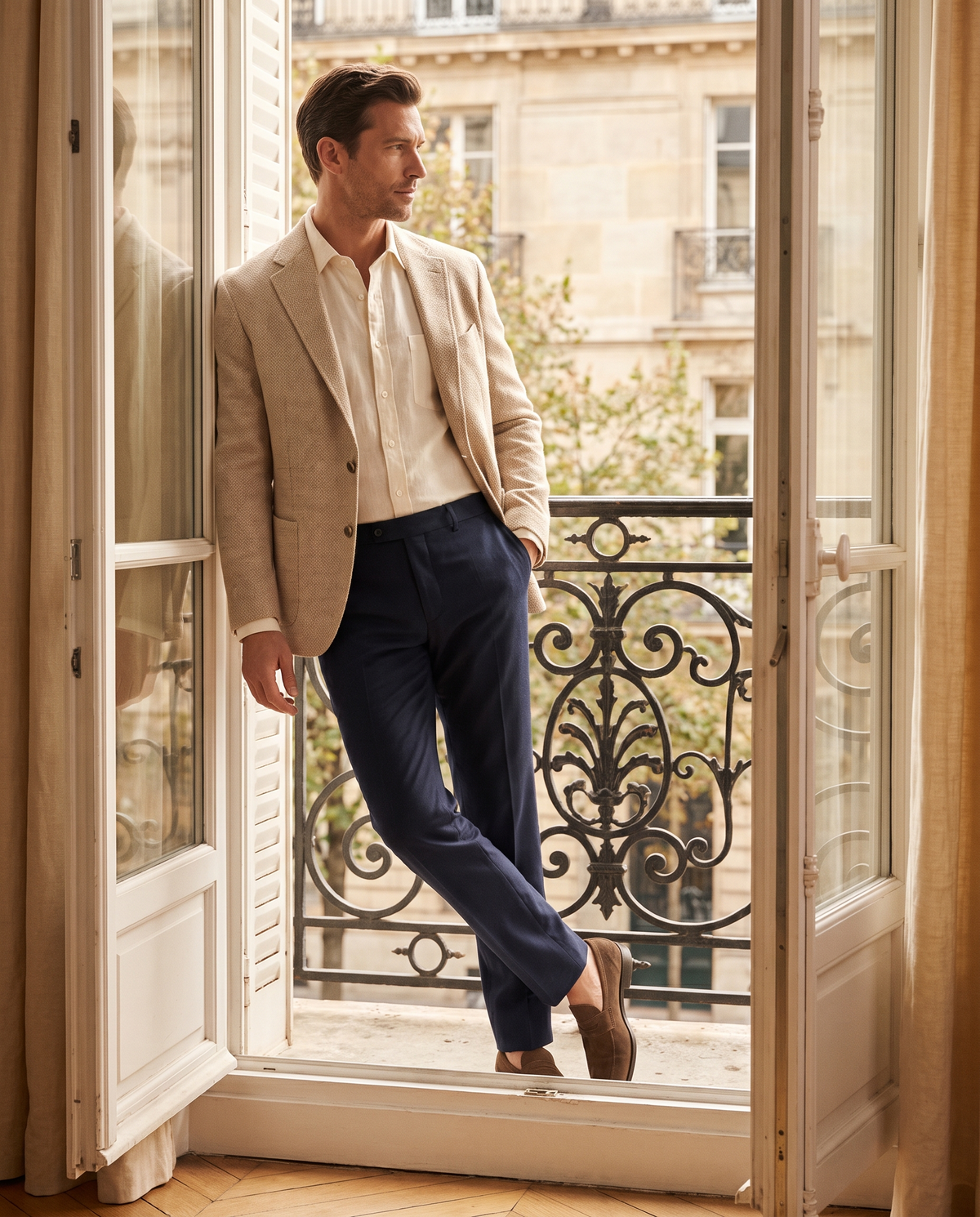 Pantalon regular bleu indigo — vue portée, appuyé à un balcon