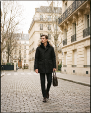 Parka noire à capuche — vue portée en marche, en ville
