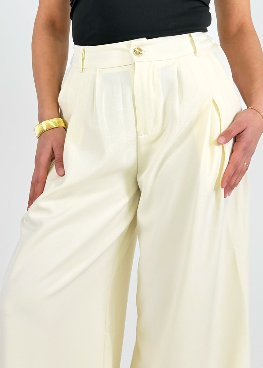 Pantalon taille haute à plis écru, détail de la taille