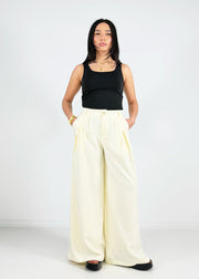 Pantalon taille haute à plis écru, vue portée de face