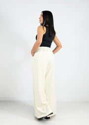 Pantalon taille haute à plis écru, vue portée de dos