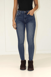 Jean ajusté bleu foncé taille haute, vue portée de face