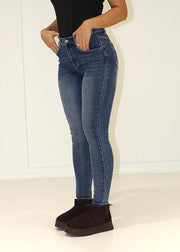 Jean ajusté bleu foncé taille haute, vue portée de 3/4