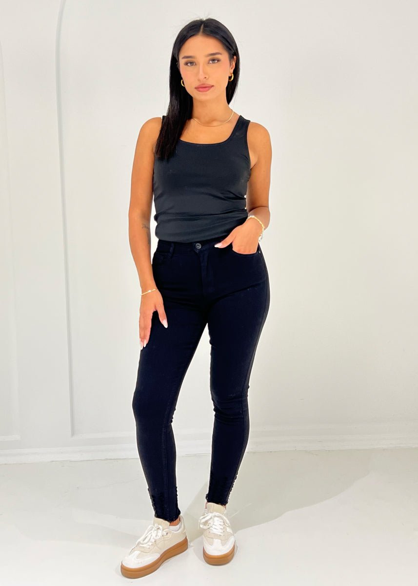 Jean ajusté noir taille haute, vue portée de face