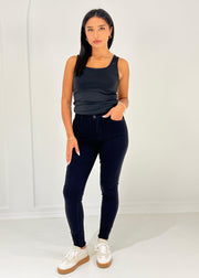 Jean ajusté noir taille haute, vue portée de face