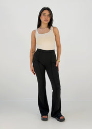 Pantalon évasé à surpiqûres noir, vue portée de face