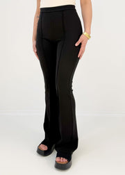 Pantalon évasé à surpiqûres noir, vue de 3/4