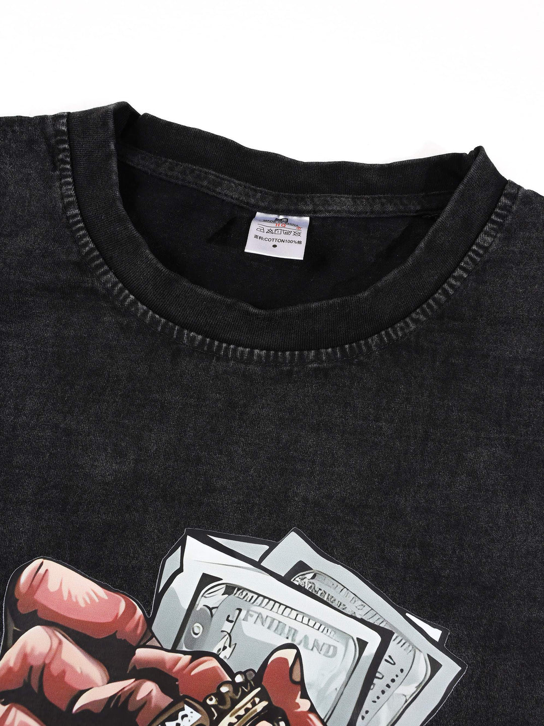 T-shirt délavé noir, détail de l'encolure
