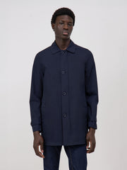 Trench droit voyage bleu marine — gros plan col et boutonnage