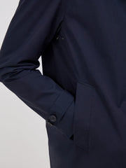 Trench droit voyage bleu marine — détail poignet et poche à rabat