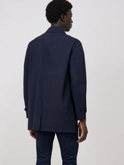 Trench droit voyage bleu marine — vue portée de dos