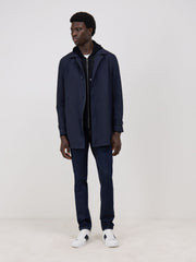 Trench droit voyage bleu marine — vue portée en pied