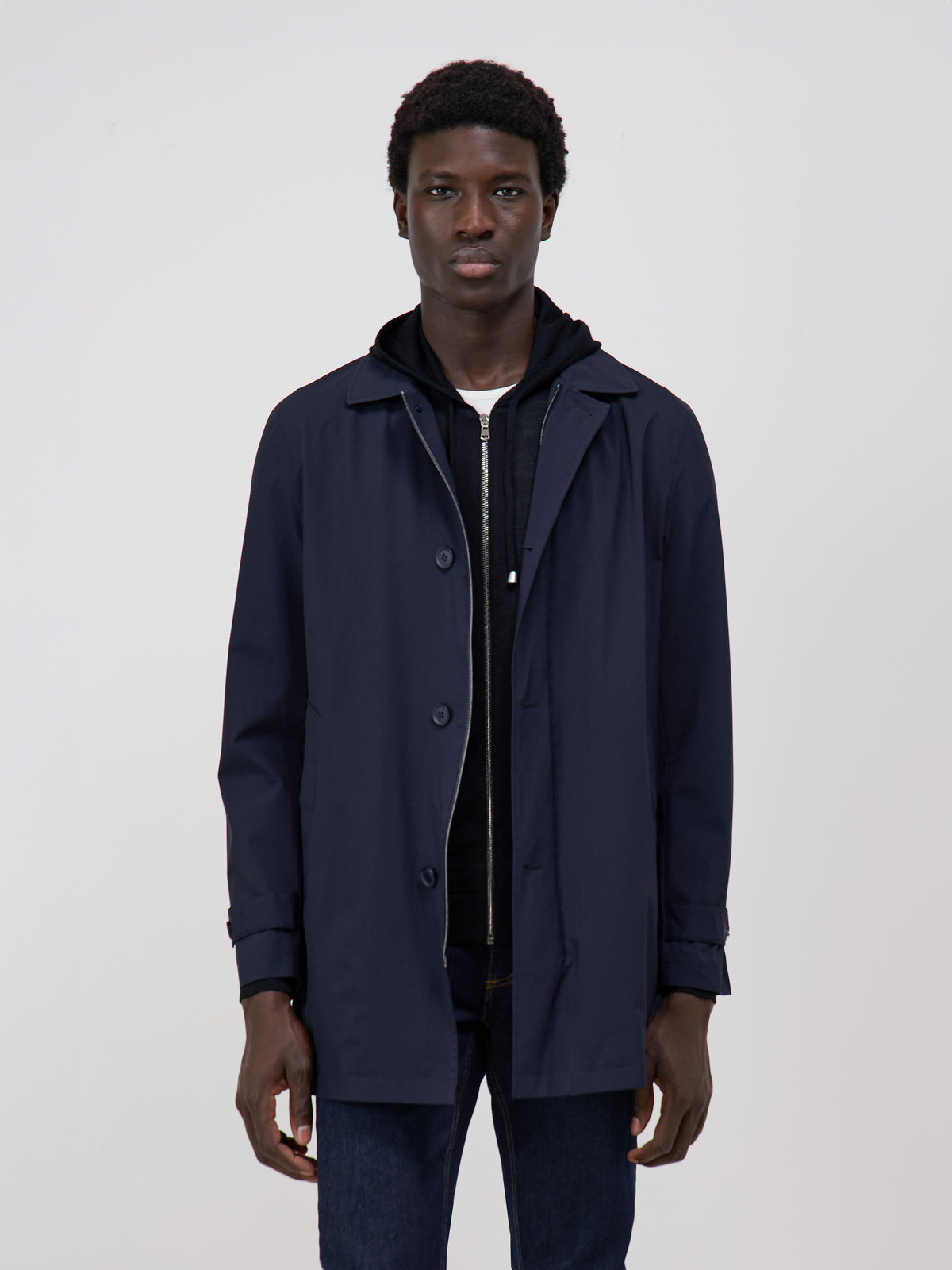 Trench droit voyage bleu marine — vue portée de face