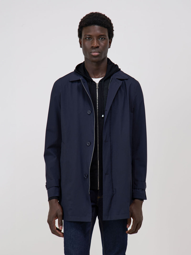 Trench droit voyage bleu marine — vue portée de face
