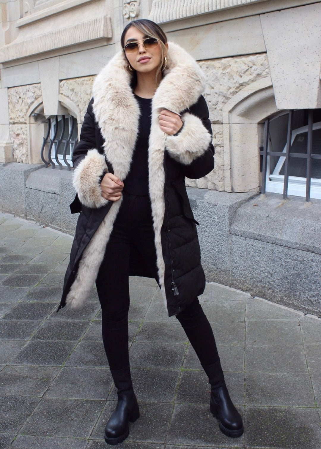 Veste beige et noire à fourrure, vue portée en pied