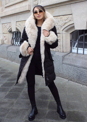 Veste beige et noire à fourrure, vue portée en pied