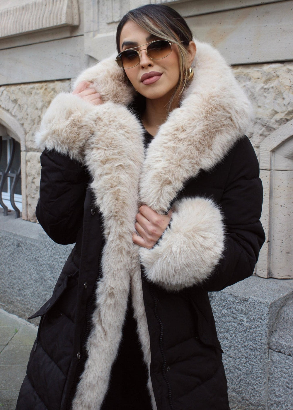 Veste beige et noire à fourrure, vue portée de trois-quarts
