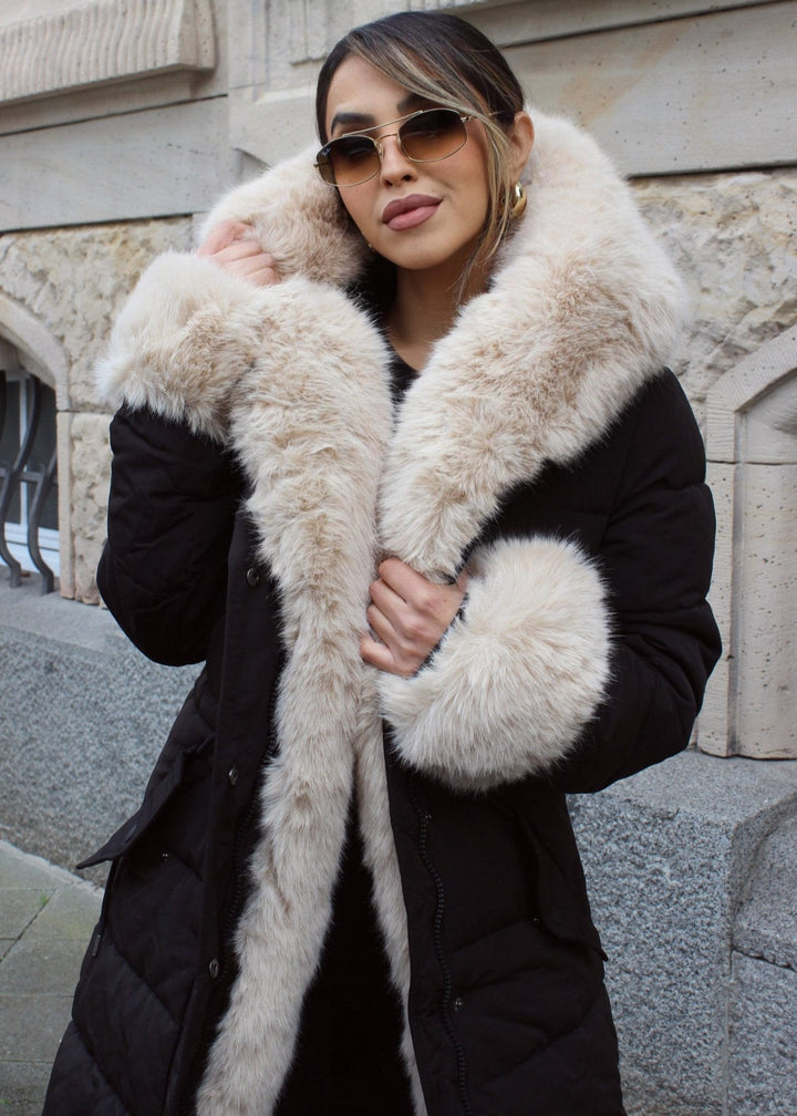 Veste beige et noire à fourrure, vue portée de trois-quarts