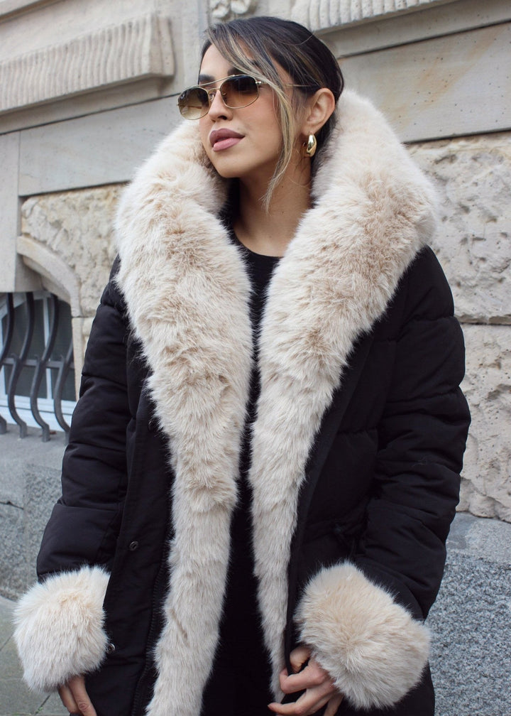 Veste beige et noire à fourrure, vue portée de face