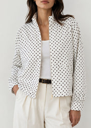 Veste zippée à pois — détail du col et du devant.