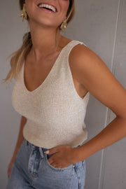 Top manches courtes à paillettes porté par une femme, vue rapprochée, sourire, décolleté V