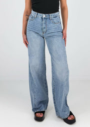 Jean jambe large taille haute bleu clair, vue de face