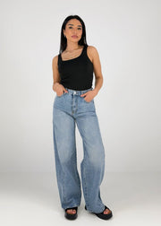 Jean jambe large taille haute bleu clair, vue portée de face