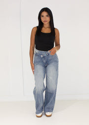 Jean taille haute jambe large bleu clair, vue portée de face
