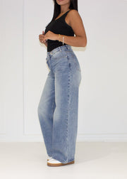 Jean taille haute jambe large bleu clair, vue de profil