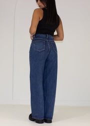 Jean taille haute bleu marine jambe large, vue de dos