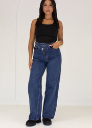 Jean taille haute bleu marine jambe large, vue portée de face