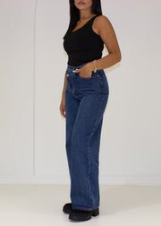 Jean taille haute bleu marine jambe large, vue de 3/4