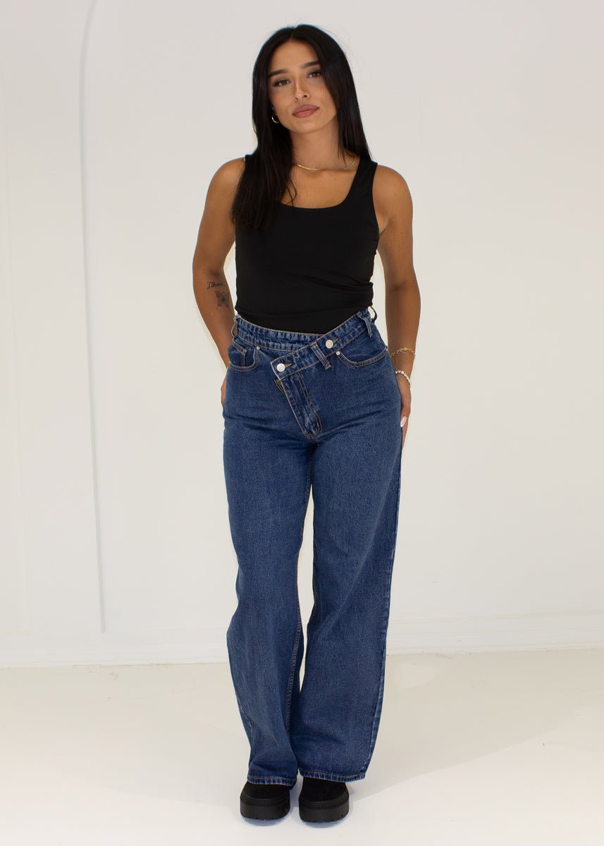 Jean taille haute bleu marine jambe large, vue portée de face