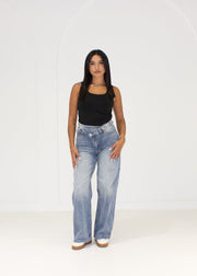 Jean taille haute jambe large bleu clair, vue portée de face