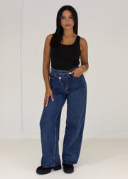 Jean taille haute bleu marine jambe large, vue portée de face
