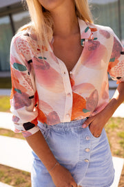 Chemise imprimée à manches longues portée par une femme, vue rapprochée, col, boutons