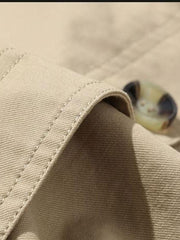 Gros plan du tissu et d'un bord du manteau beige