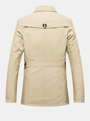 Dos du manteau beige avec empiècement et bande à la taille