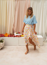 Jupe portefeuille à nouer portée par une femme, vue de trois-quarts, fruits, t-shirt bleu
